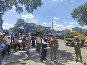 Perlawanan Sia-sia Pemilik Saat Rumahnya di Akses Exit Tol Malang Dieksekusi