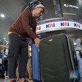 Suasana lalu lalang penumpang di Stasiun Gambir, Jakarta, Kamis, (21/12/2023). (CNBC Indonesia/Muhammad Sabki)