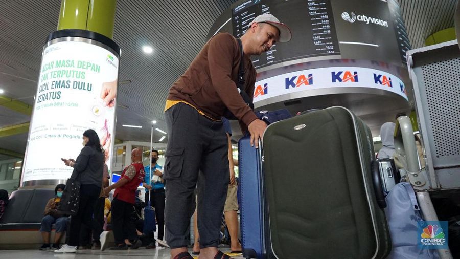 Suasana lalu lalang penumpang di Stasiun Gambir, Jakarta, Kamis, (21/12/2023). (CNBC Indonesia/Muhammad Sabki)