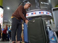 Suasana lalu lalang penumpang di Stasiun Gambir, Jakarta, Kamis, (21/12/2023). (CNBC Indonesia/Muhammad Sabki)