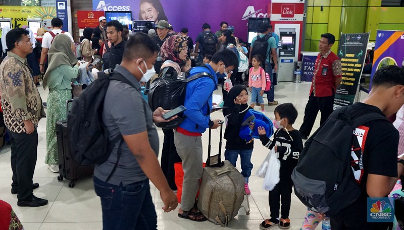 Suasana lalu lalang penumpang di Stasiun Gambir, Jakarta, Kamis, (21/12/2023). (CNBC Indonesia/Muhammad Sabki)