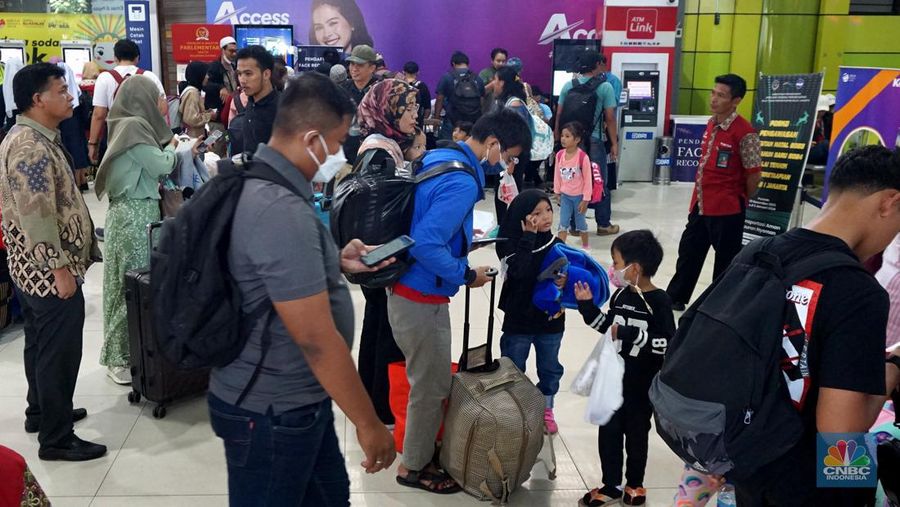 Suasana lalu lalang penumpang di Stasiun Gambir, Jakarta, Kamis, (21/12/2023). (CNBC Indonesia/Muhammad Sabki)
