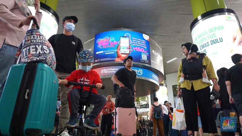 Suasana lalu lalang penumpang di Stasiun Gambir, Jakarta, Kamis, (21/12/2023). (CNBC Indonesia/Muhammad Sabki)