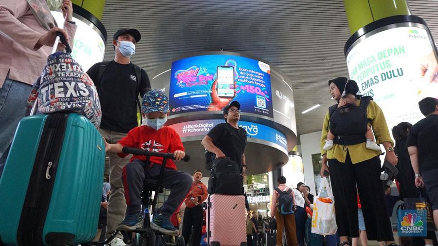 Suasana lalu lalang penumpang di Stasiun Gambir, Jakarta, Kamis, (21/12/2023). (CNBC Indonesia/Muhammad Sabki)