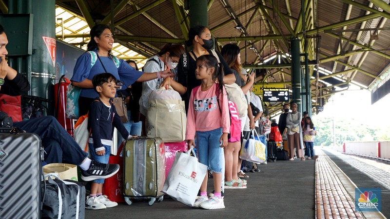 Suasana lalu lalang penumpang di Stasiun Gambir, Jakarta, Kamis, (21/12/2023). (CNBC Indonesia/Muhammad Sabki)