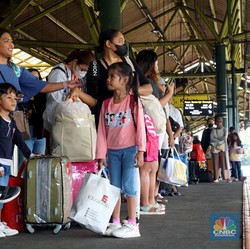 Penampakan Stasiun Gambir Padat Penumpang Mudik Nataru