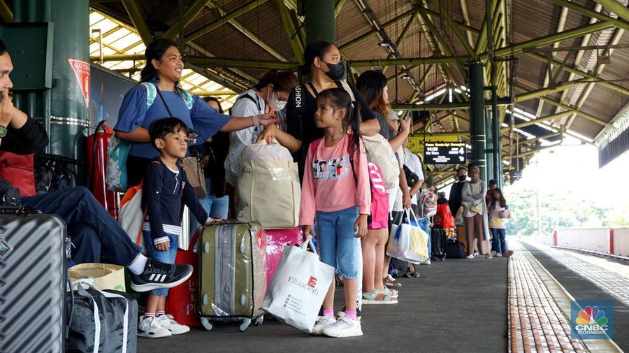 Suasana lalu lalang penumpang di Stasiun Gambir, Jakarta, Kamis, (21/12/2023). (CNBC Indonesia/Muhammad Sabki)