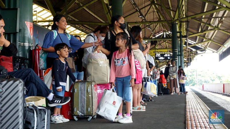 Suasana lalu lalang penumpang di Stasiun Gambir, Jakarta, Kamis, (21/12/2023). (CNBC Indonesia/Muhammad Sabki)