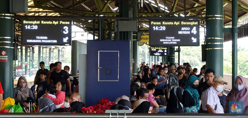 Suasana lalu lalang penumpang di Stasiun Gambir, Jakarta, Kamis, (21/12/2023). (CNBC Indonesia/Muhammad Sabki)