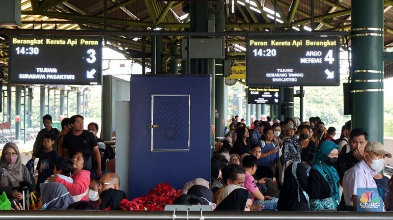 Suasana lalu lalang penumpang di Stasiun Gambir, Jakarta, Kamis, (21/12/2023). (CNBC Indonesia/Muhammad Sabki)