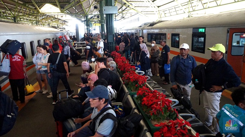 Suasana lalu lalang penumpang di Stasiun Gambir, Jakarta, Kamis, (21/12/2023). (CNBC Indonesia/Muhammad Sabki)