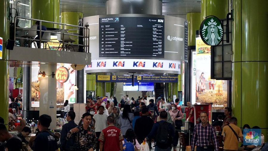 Suasana lalu lalang penumpang di Stasiun Gambir, Jakarta, Kamis, (21/12/2023). (CNBC Indonesia/Muhammad Sabki)