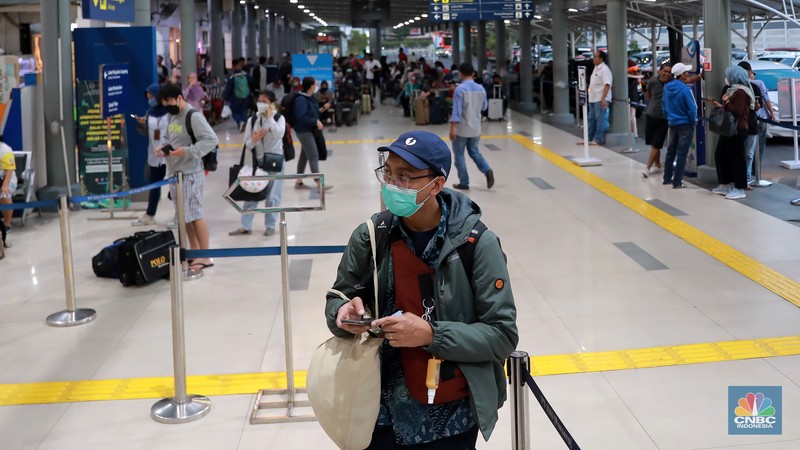 Suasana lalu lalang penumpang di Stasiun Senen, Jakarta, Kamis, (21/12/2023). (CNBC Indonesia/Muhammad Sabki)