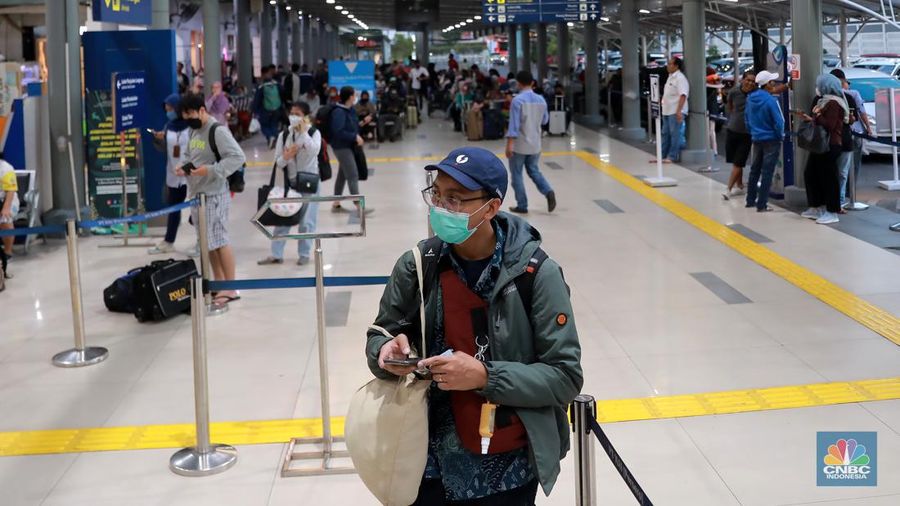 Suasana lalu lalang penumpang di Stasiun Senen, Jakarta, Kamis, (21/12/2023). (CNBC Indonesia/Muhammad Sabki)