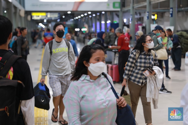 Suasana lalu lalang penumpang di Stasiun Senen, Jakarta, Kamis, (21/12/2023). Suasana lalu lalang penumpang di Stasiun Senen, Jakarta, Kamis, (21/12/2023). (CNBC Indonesia/Muhammad Sabki)