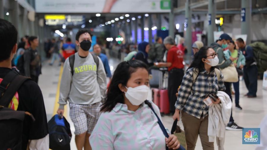 Suasana lalu lalang penumpang di Stasiun Senen, Jakarta, Kamis, (21/12/2023). (CNBC Indonesia/Muhammad Sabki)