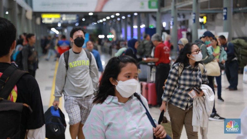 Suasana lalu lalang penumpang di Stasiun Senen, Jakarta, Kamis, (21/12/2023). (CNBC Indonesia/Muhammad Sabki)