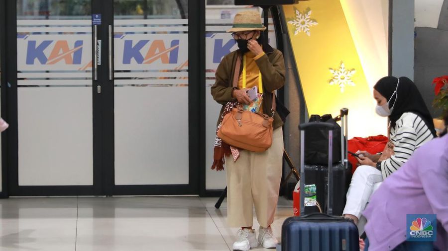 Suasana lalu lalang penumpang di Stasiun Senen, Jakarta, Kamis, (21/12/2023). (CNBC Indonesia/Muhammad Sabki)