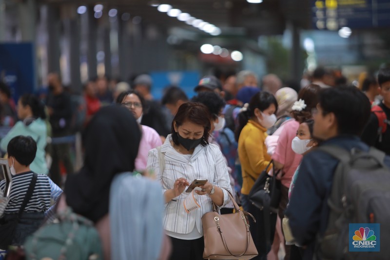 Suasana lalu lalang penumpang di Stasiun Senen, Jakarta, Kamis, (21/12/2023). Suasana lalu lalang penumpang di Stasiun Senen, Jakarta, Kamis, (21/12/2023). (CNBC Indonesia/Muhammad Sabki)