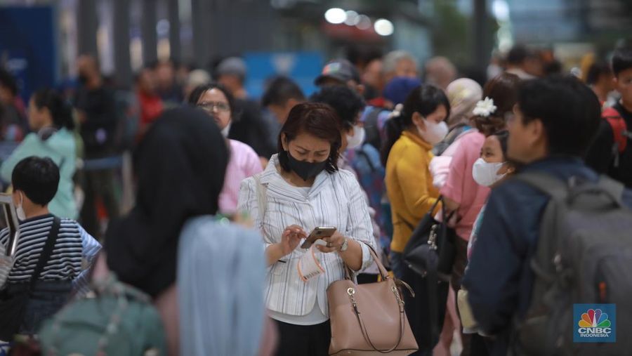Suasana lalu lalang penumpang di Stasiun Senen, Jakarta, Kamis, (21/12/2023). (CNBC Indonesia/Muhammad Sabki)