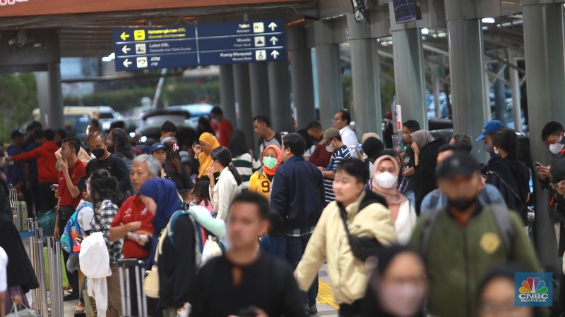 Suasana lalu lalang penumpang di Stasiun Senen, Jakarta, Kamis, (21/12/2023). (CNBC Indonesia/Muhammad Sabki)