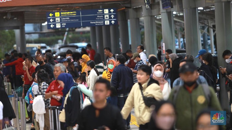 Suasana lalu lalang penumpang di Stasiun Senen, Jakarta, Kamis, (21/12/2023). (CNBC Indonesia/Muhammad Sabki)