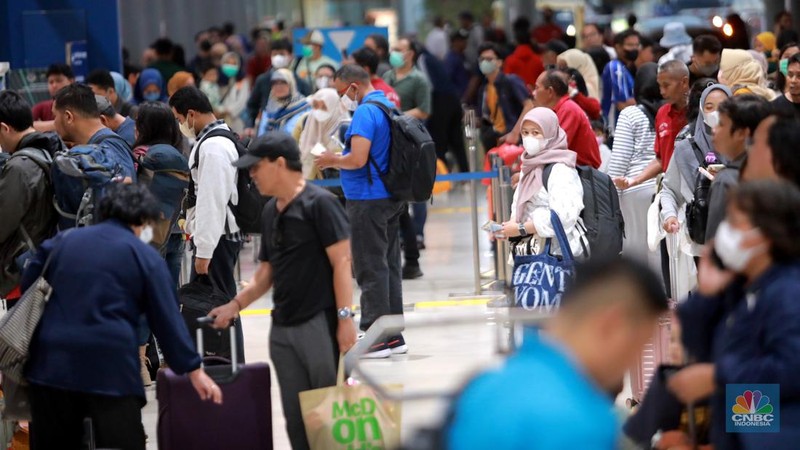 Suasana lalu lalang penumpang di Stasiun Senen, Jakarta, Kamis, (21/12/2023). (CNBC Indonesia/Muhammad Sabki)