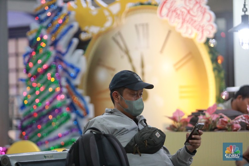 Suasana lalu lalang penumpang di Stasiun Senen, Jakarta, Kamis, (21/12/2023). Suasana lalu lalang penumpang di Stasiun Senen, Jakarta, Kamis, (21/12/2023). (CNBC Indonesia/Muhammad Sabki)