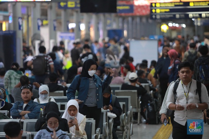 Suasana lalu lalang penumpang di Stasiun Senen, Jakarta, Kamis, (21/12/2023). (CNBC Indonesia/Muhammad Sabki)