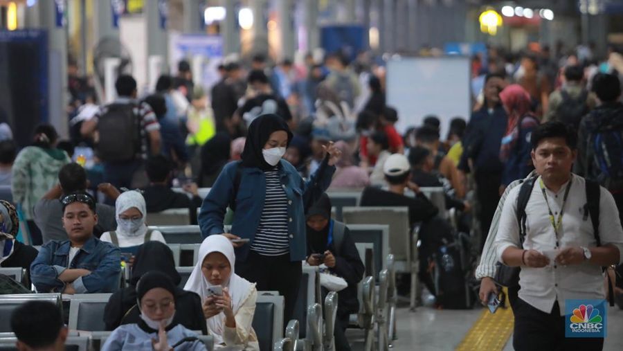 Suasana lalu lalang penumpang di Stasiun Senen, Jakarta, Kamis, (21/12/2023). (CNBC Indonesia/Muhammad Sabki)