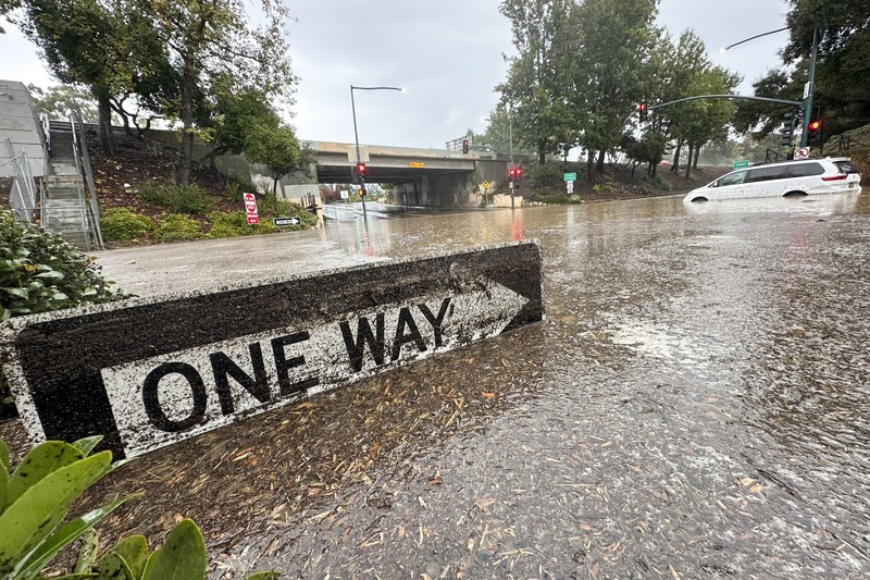 Air banjir mencapai puncak rambu jalan dekat jembatan layang saat hujan turun, Kamis, 21 Desember 2023, di Santa Barbara, California. Air banjir mencapai puncak rambu jalan dekat jembatan layang saat hujan turun, Kamis, 21 Desember 2023, di Santa Barbara, California. (AP Photo/Eugene Garcia)