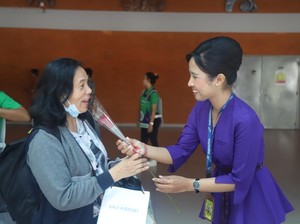 Sambut Hari Ibu, AP1 Bagi-bagi Bunga buat Ibu-ibu di Bandara