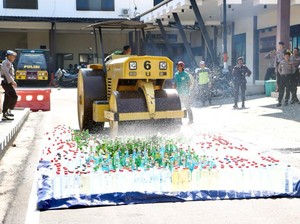 2.218 Botol Miras Dimusnahkan Hasil Sitaan 6 Bulan di Polres Jombang