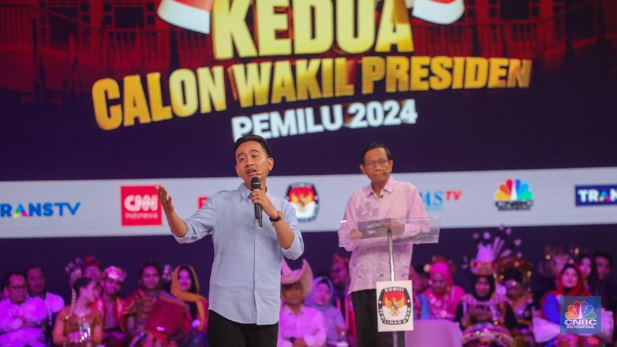 Calon wakil presiden (Cawapres) Gibran Rakabuming Raka nomor urut 2 dan Calon wakil presiden (Cawapres) Mahfud MD nomor urut 3, saat menyampaikan visi dan misi dalam debat kedua yang digelar di Jakarta Convention Center (JCC) pada Jumat (22/12/2023). (CNBC Indonesia/Faisal Rahman)