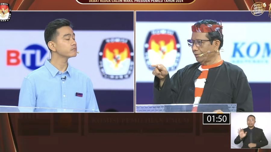 Calon wakil presiden (Cawapres) Gibran Rakabuming Raka nomor urut 2 dan Calon wakil presiden (Cawapres) Mahfud MD nomor urut 3, saat menyampaikan visi dan misi dalam debat kedua yang digelar di Jakarta Convention Center (JCC) pada Jumat (22/12/2023). (Tangkapan layar Youtube KPU RI)
