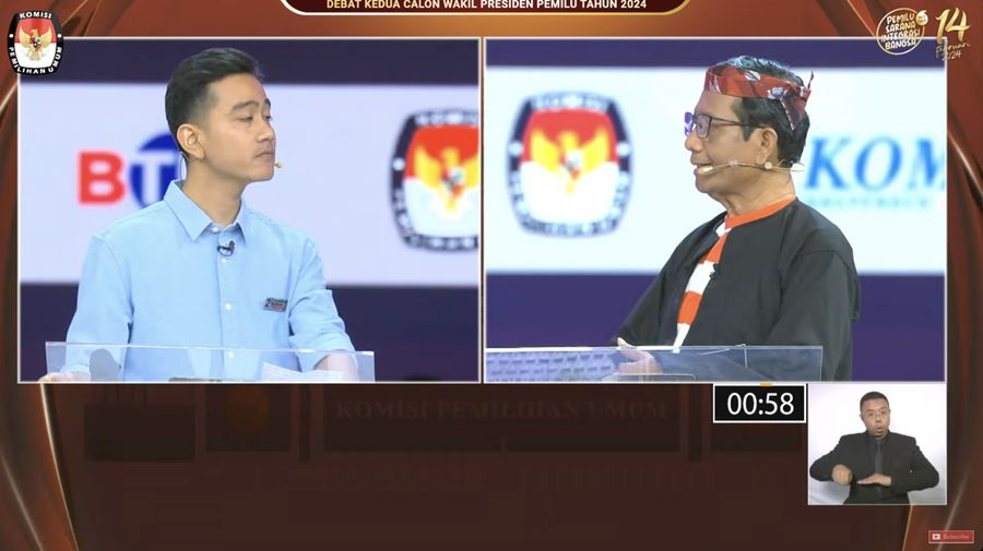 Calon wakil presiden (Cawapres) Gibran Rakabuming Raka nomor urut 2 dan Calon wakil presiden (Cawapres) Mahfud MD nomor urut 3, saat menyampaikan visi dan misi dalam debat kedua yang digelar di Jakarta Convention Center (JCC) pada Jumat (22/12/2023). (Tangkapan layar Youtube KPU RI)