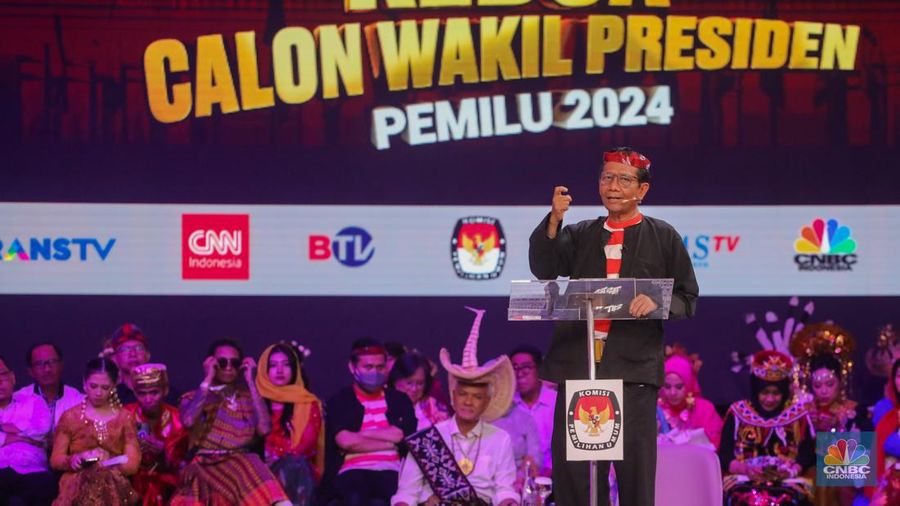 Calon wakil presiden (Cawapres) Gibran Rakabuming Raka nomor urut 2 dan Calon wakil presiden (Cawapres) Mahfud MD nomor urut 3, saat menyampaikan visi dan misi dalam debat kedua yang digelar di Jakarta Convention Center (JCC) pada Jumat (22/12/2023). (CNBC Indonesia/Faisal Rahman)