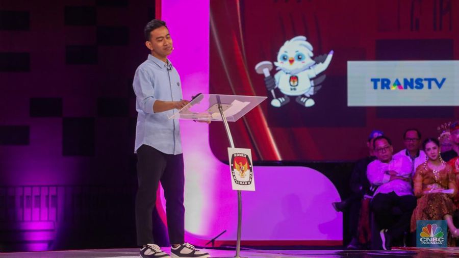 Calon wakil presiden (Cawapres) Gibran Rakabuming Raka nomor urut 2 dan Calon wakil presiden (Cawapres) Mahfud MD nomor urut 3, saat menyampaikan visi dan misi dalam debat kedua yang digelar di Jakarta Convention Center (JCC) pada Jumat (22/12/2023). (CNBC Indonesia/Faisal Rahman) Calon wakil presiden (Cawapres) Gibran Rakabuming Raka nomor urut 2 dan Calon wakil presiden (Cawapres) Mahfud MD nomor urut 3, saat menyampaikan visi dan misi dalam debat kedua yang digelar di Jakarta Convention Center (JCC) pada Jumat (22/12/2023). (CNBC Indonesia/Faisal Rahman)