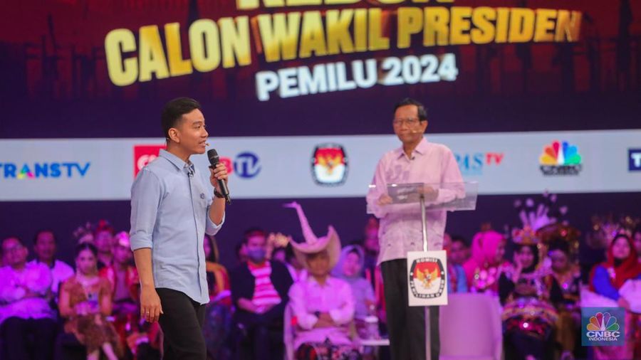 Calon wakil presiden (Cawapres) Gibran Rakabuming Raka nomor urut 2 dan Calon wakil presiden (Cawapres) Mahfud MD nomor urut 3, saat menyampaikan visi dan misi dalam debat kedua yang digelar di Jakarta Convention Center (JCC) pada Jumat (22/12/2023). (CNBC Indonesia/Faisal Rahman)