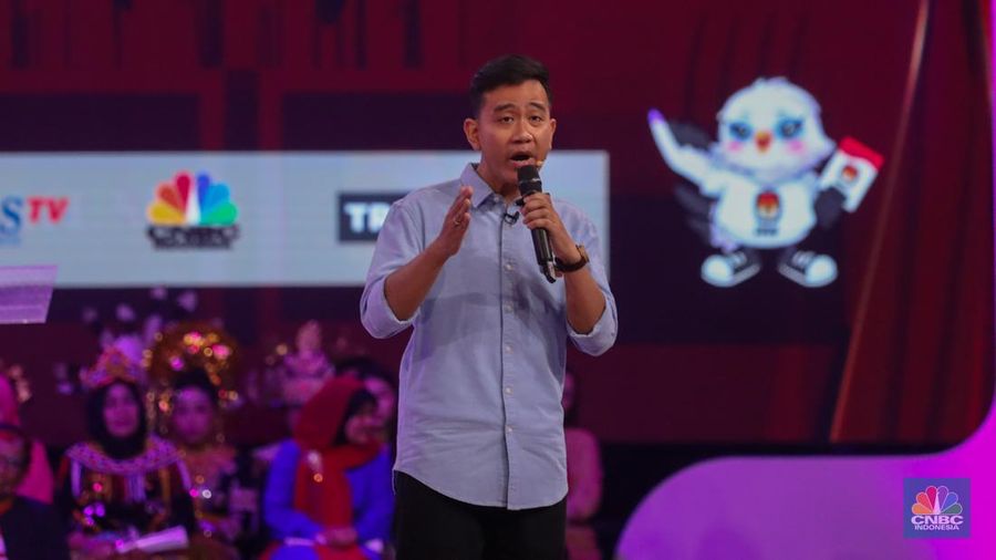 Calon wakil presiden (Cawapres) Gibran Rakabuming Raka nomor urut 2, saat menyampaikan visi dan misi dalam debat kedua yang digelar di Jakarta Convention Center (JCC) pada Jumat (22/12/2023). (CNBC Indonesia/Faisal Rahman)