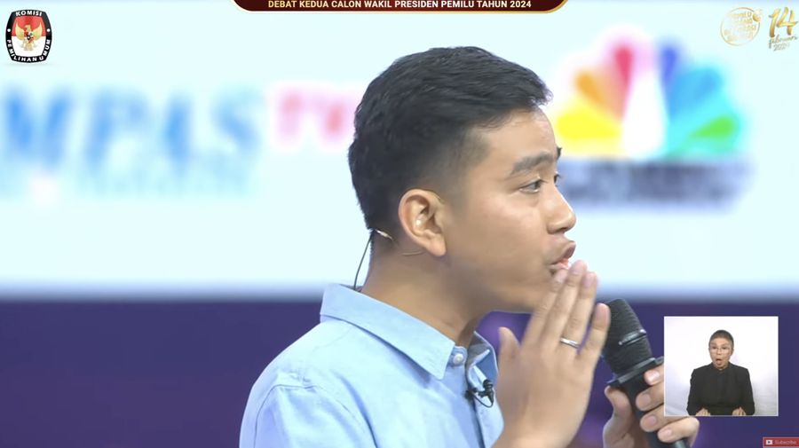 Calon wakil presiden (Cawapres) Gibran Rakabuming Raka nomor urut 2, saat menyampaikan visi dan misi dalam debat kedua yang digelar di Jakarta Convention Center (JCC) pada Jumat (22/12/2023). (Tangkapan layar youtube KPU RI)