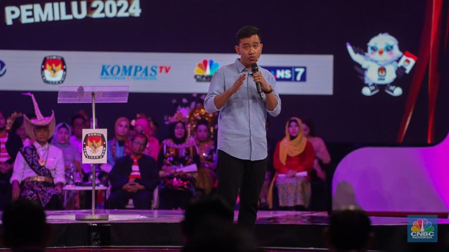 Calon wakil presiden (Cawapres) Gibran Rakabuming Raka nomor urut 2, saat menyampaikan visi dan misi dalam debat kedua yang digelar di Jakarta Convention Center (JCC) pada Jumat (22/12/2023). (²©²ÊÍøÕ¾/Faisal Rahman)