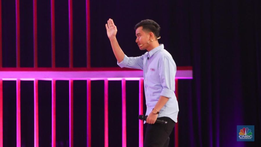 Calon wakil presiden (Cawapres) Gibran Rakabuming Raka nomor urut 2, saat menyampaikan visi dan misi dalam debat kedua yang digelar di Jakarta Convention Center (JCC) pada Jumat (22/12/2023). (CNBC Indonesia/Faisal Rahman)