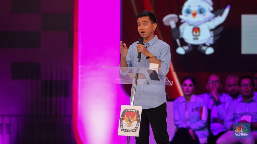 Calon wakil presiden (Cawapres) Gibran Rakabuming Raka nomor urut 2, saat menyampaikan visi dan misi dalam debat kedua yang digelar di Jakarta Convention Center (JCC) pada Jumat (22/12/2023). (CNBC Indonesia/Faisal Rahman)