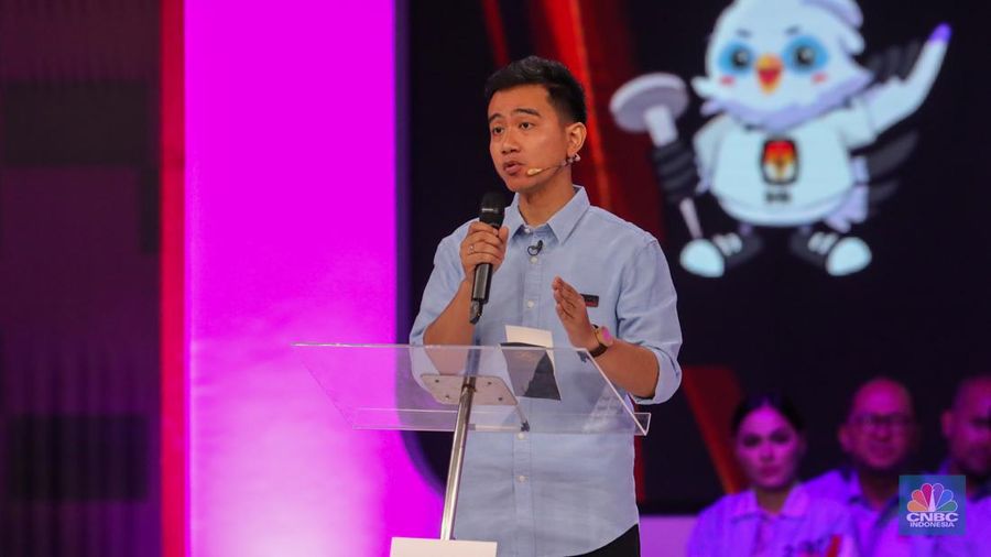 Calon wakil presiden (Cawapres) Gibran Rakabuming Raka nomor urut 2, saat menyampaikan visi dan misi dalam debat kedua yang digelar di Jakarta Convention Center (JCC) pada Jumat (22/12/2023). (CNBC Indonesia/Faisal Rahman)