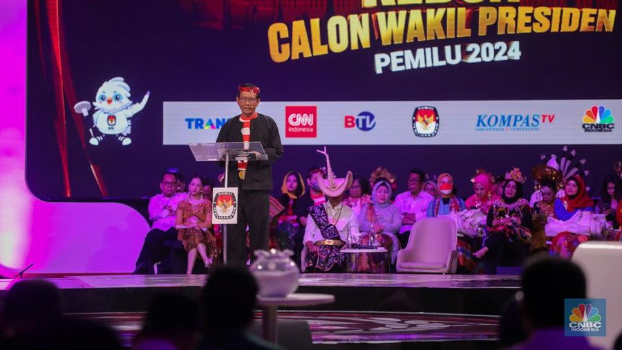 Calon wakil presiden (Cawapres) Mahfud MD nomor urut 3, saat menyampaikan visi dan misi dalam debat kedua yang digelar di Jakarta Convention Center (JCC) pada Jumat (22/12/2023). (CNBC Indonesia/Faisal Rahman)