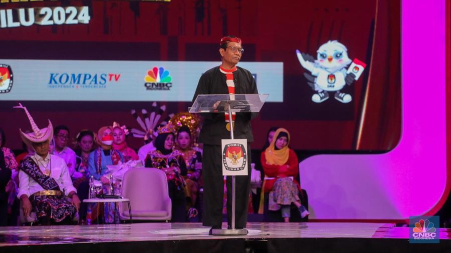 Calon wakil presiden (Cawapres) Mahfud MD nomor urut 3, saat menyampaikan visi dan misi dalam debat kedua yang digelar di Jakarta Convention Center (JCC) pada Jumat (22/12/2023). (վ/Faisal Rahman)