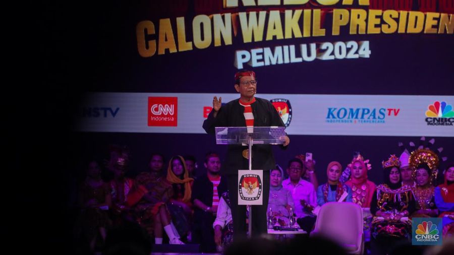 Calon wakil presiden (Cawapres) Mahfud MD nomor urut 3, saat menyampaikan visi dan misi dalam debat kedua yang digelar di Jakarta Convention Center (JCC) pada Jumat (22/12/2023). (CNBC Indonesia/Faisal Rahman)