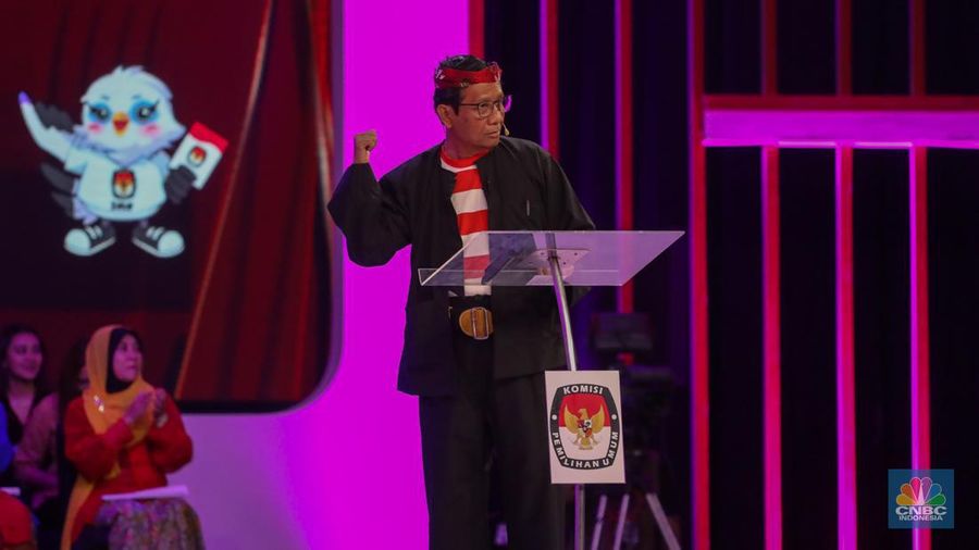 Calon wakil presiden (Cawapres) Mahfud MD nomor urut 3, saat menyampaikan visi dan misi dalam debat kedua yang digelar di Jakarta Convention Center (JCC) pada Jumat (22/12/2023). (վ/Faisal Rahman)