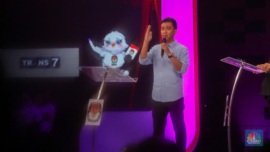 Calon wakil presiden (Cawapres) Muhaimin Iskandar alias Cak Imin nomor urut 1 dan Calon wakil presiden (Cawapres) Gibran Rakabuming Raka nomor urut 2, saat menyampaikan visi dan misi dalam debat kedua yang digelar di Jakarta Convention Center (JCC) pada Jumat (22/12/2023). (CNBC Indonesia/Faisal Rahman)